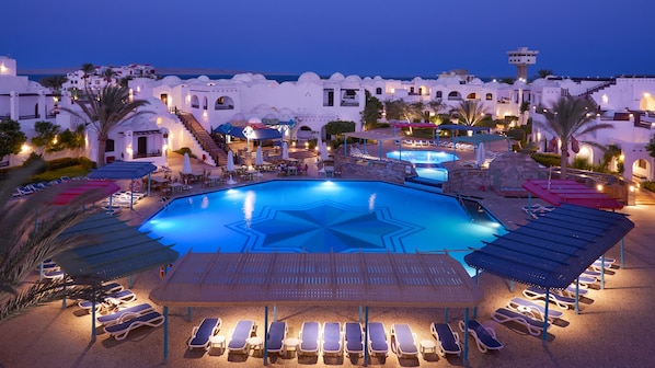 2 piscinas al aire libre