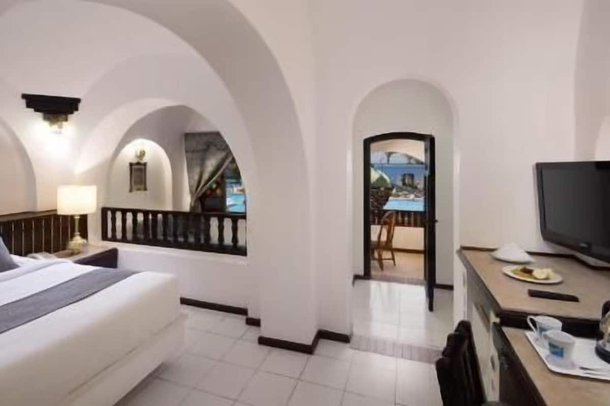 Minibar, in-room safe, bed sheets