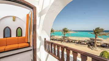 Standard Room, Sea View | Minibar, in-room safe, bed sheets