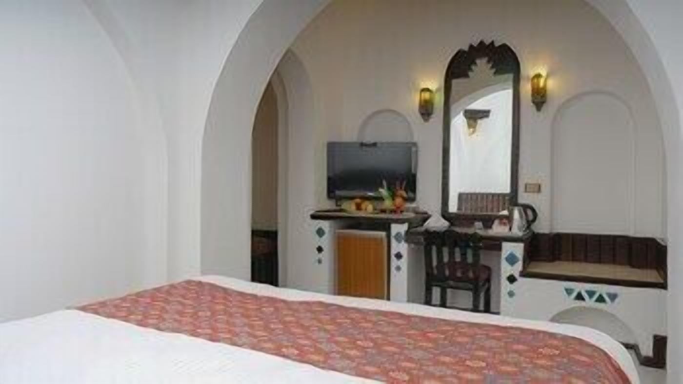 Minibar, värdeförvaringsskåp på rummet och sängkläder