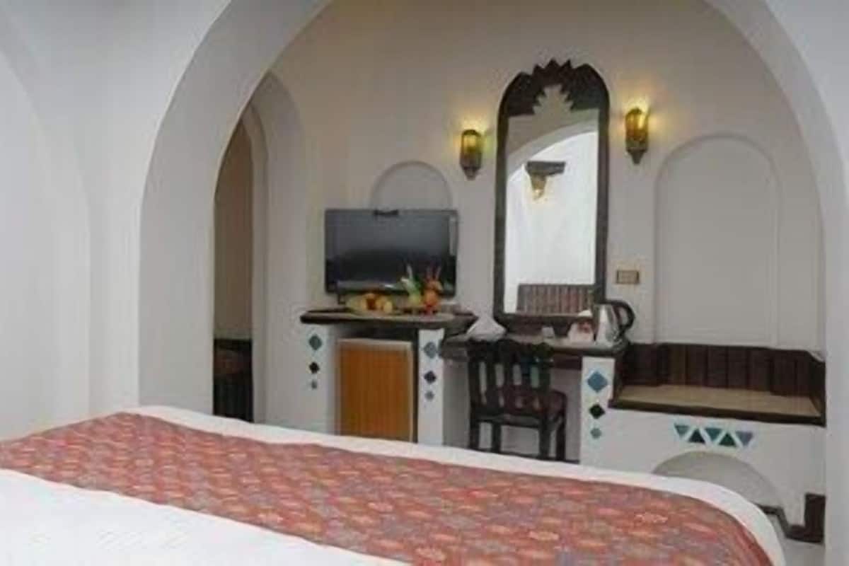 Minibar, in-room safe, bed sheets