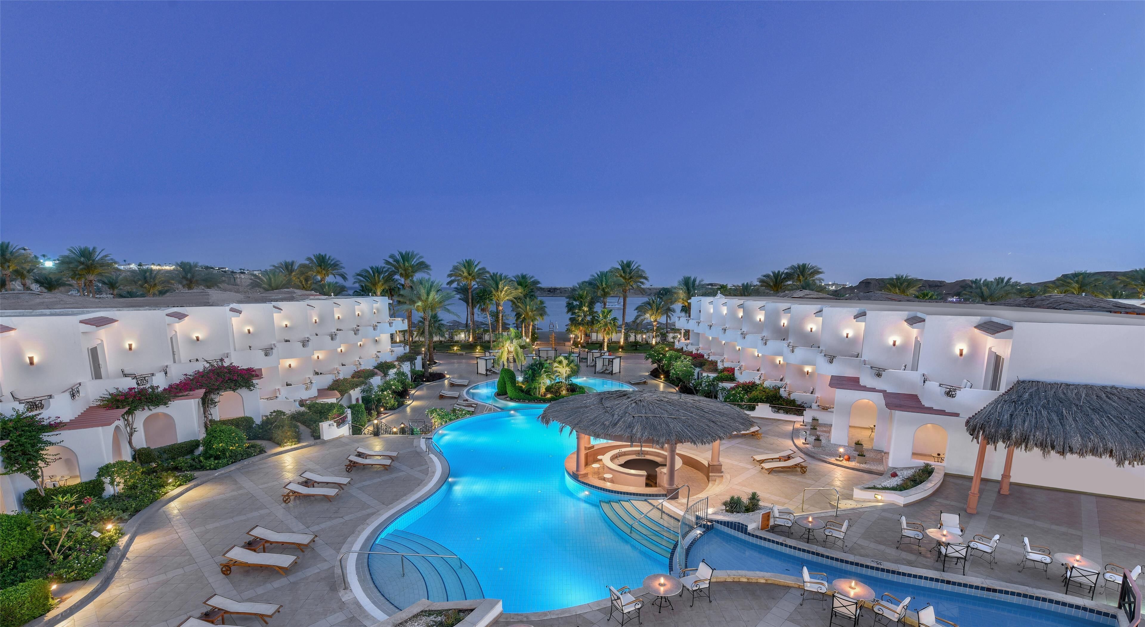 室內游泳池和2 座室外游泳池，開放時間為 08:00 至 18:00，提供泳池遮陽傘和日光浴躺椅