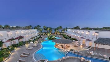 Innendørsbasseng,2 utendørsbassenger, bassengparasoller og solsenger