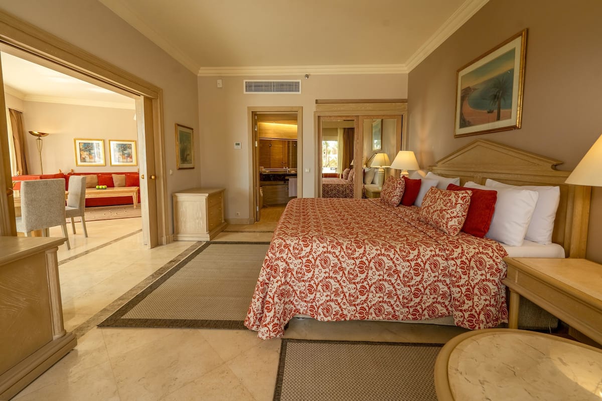 Executive Suite, Sea View (Queen or Twin Bed) | Minibar, in-room safe, blackout drapes, soundproofing