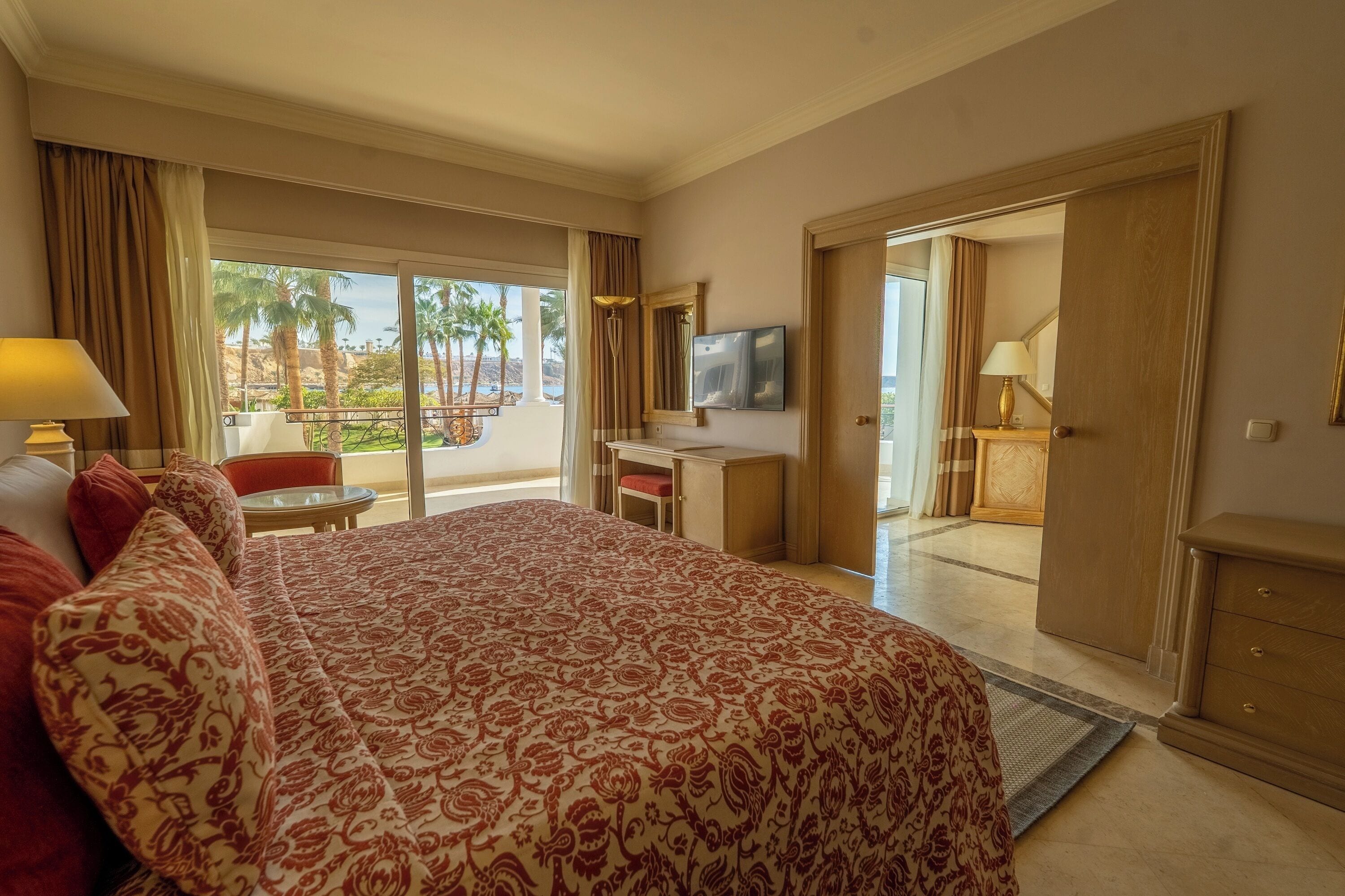 Royal Suite, 1 King Bed, Sea View | Minibar, in-room safe, blackout drapes, soundproofing