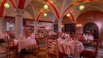 4 restaurants; breakfast, lunch and dinner served
