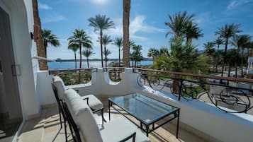 Junior-sviitti, 1 keskisuuri parisänky (Sea & Pool View) | Terassi/patio