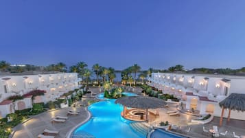 Innenpool, 2 Außenpools, Sonnenschirme, Liegestühle