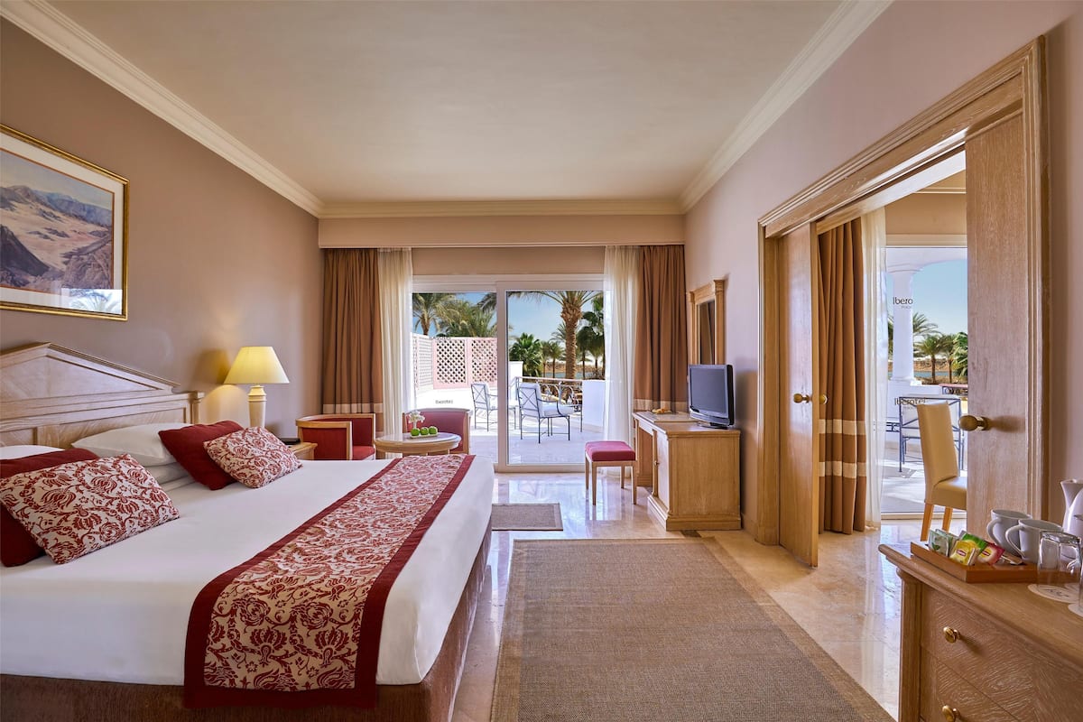 Executive Suite, Sea View (Queen or Twin Bed) | 1 bedroom, minibar, in-room safe, blackout curtains