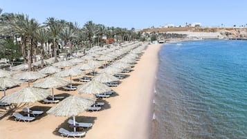Privatstrand, Liegestühle, Sonnenschirme, Strandtücher