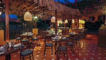 6 Restaurants; Frühstück, Mittagessen und Abendessen werden serviert