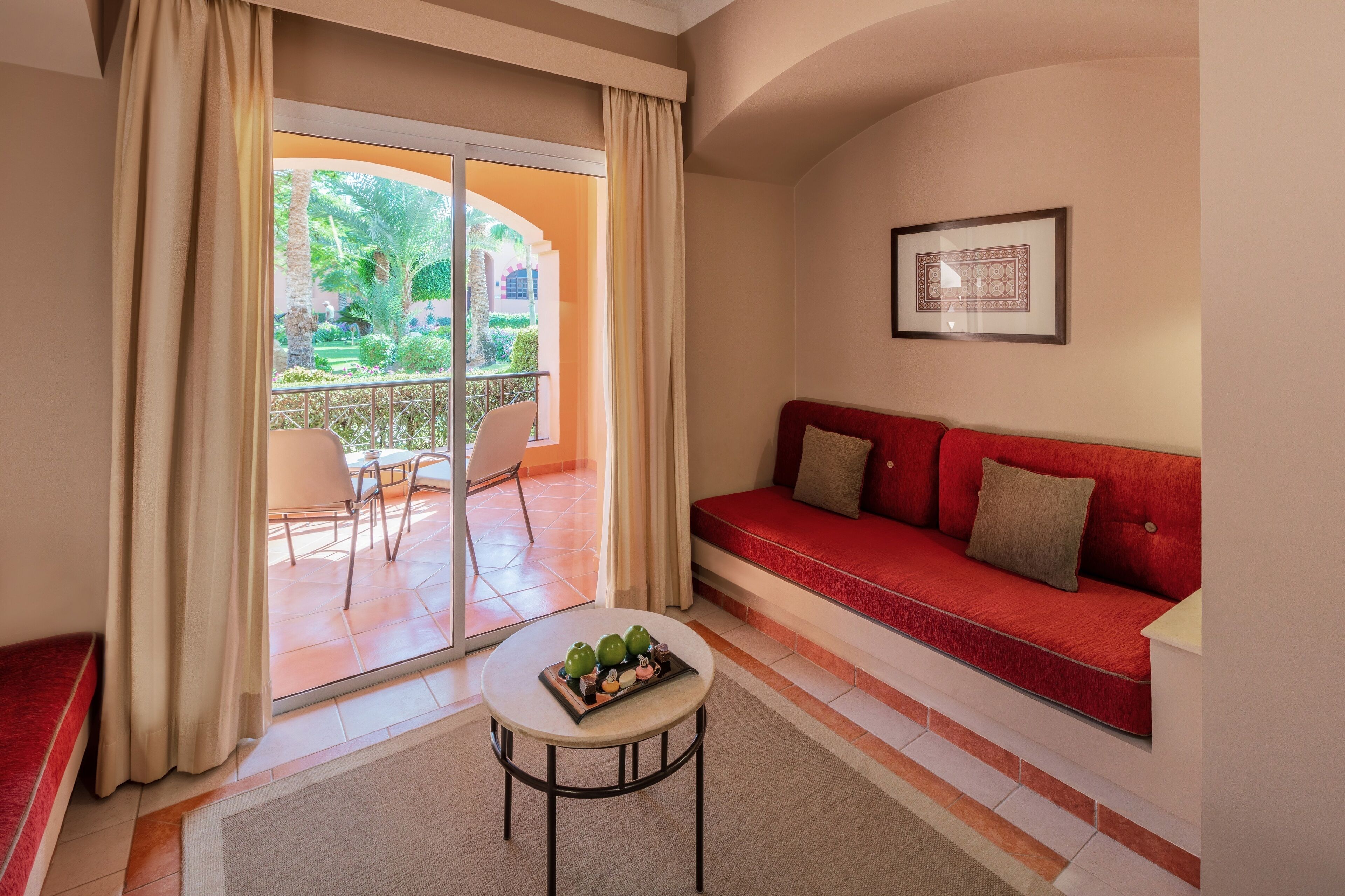 Minibar, caja de seguridad en la habitación y escritorio 