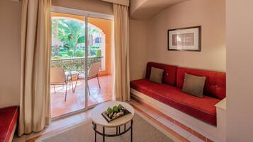 Minibar, caja de seguridad en la habitación y escritorio