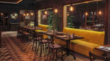 6 Restaurants; Frühstück, Mittagessen und Abendessen werden serviert