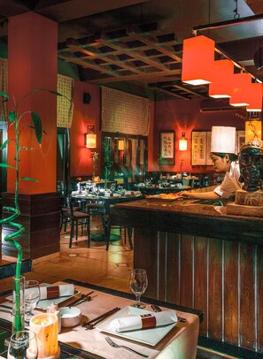 6 restaurants, breakfast, lunch, dinner served; international cuisine 