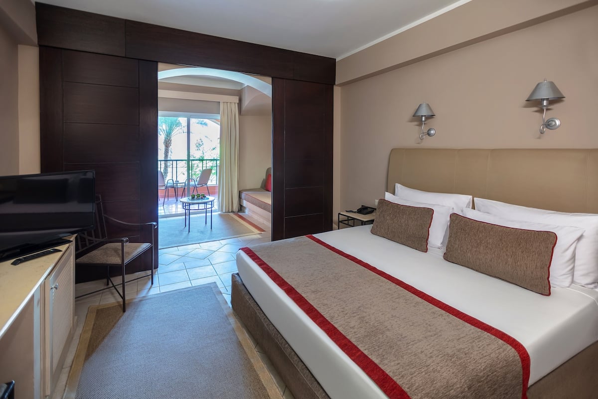 Family Double Room, Garden View (Deluxe) | 1 bedroom, minibar, in-room safe, desk