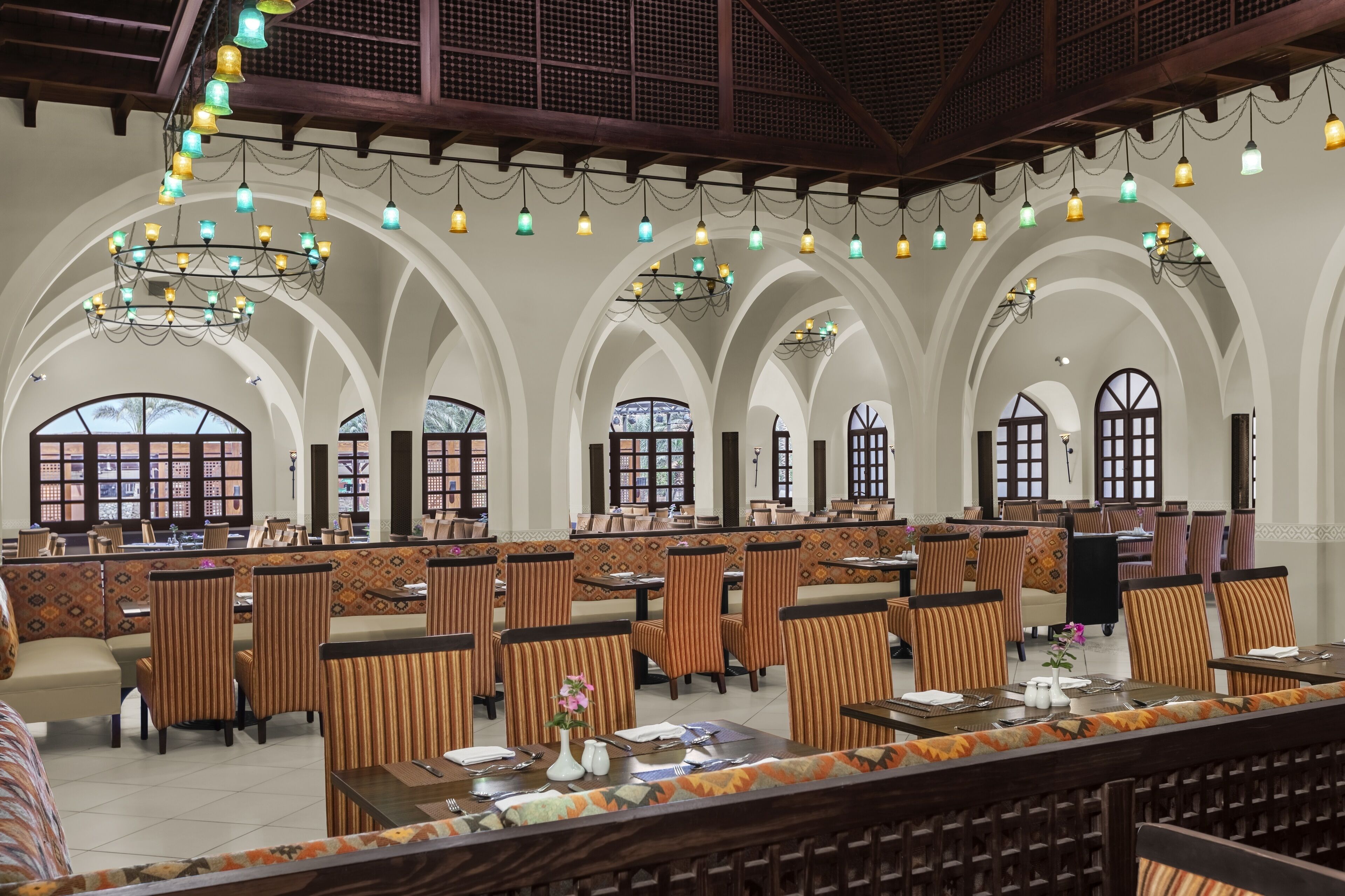 6 restaurants, breakfast, lunch, dinner served; international cuisine