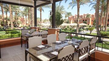 6 restaurantes; se sirve desayuno, almuerzo y cena; cocina internacional