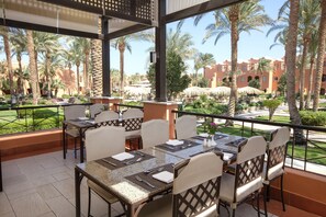 6 restaurants, breakfast, lunch, dinner served; international cuisine