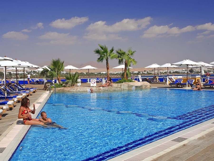Piscina externa, guarda-sóis, espreguiçadeiras