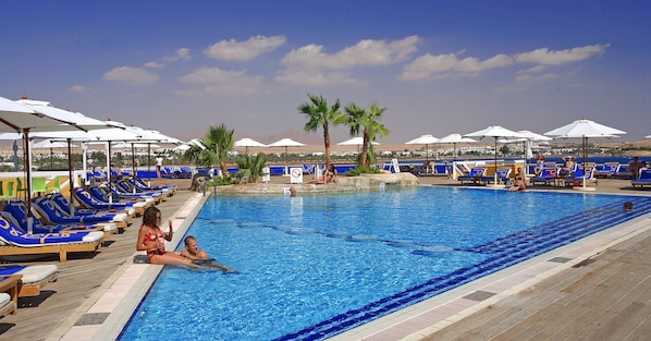 Piscine extérieure, parasols de plage, chaises longues