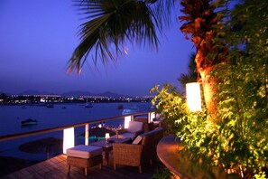 3 restaurants, breakfast, lunch, dinner served; international cuisine