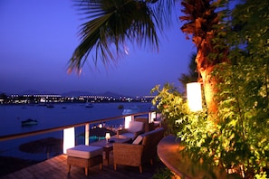 3 restaurants, breakfast, lunch, dinner served; international cuisine
