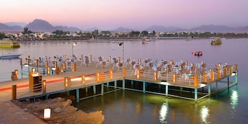 3 restaurants; breakfast, lunch and dinner served 