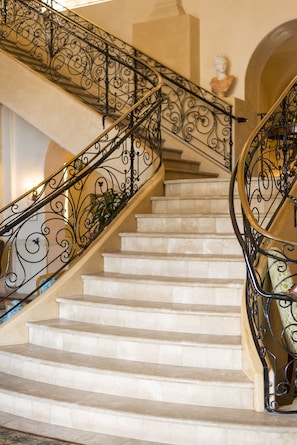 Staircase - Ayres Hotel Manhattan Beach LAX (Hawthorne)