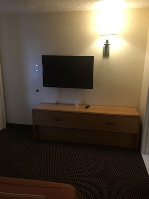 Standard Room, 1 Queen Bed, Smoking | Premium bedding, memory-foam beds, blackout curtains, iron/ironing board - Caravan Motel (Niagara Falls)