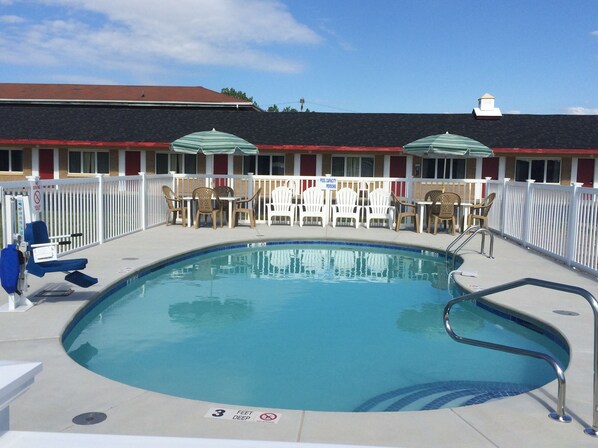 Seasonal outdoor pool - Caravan Motel (Niagara Falls)