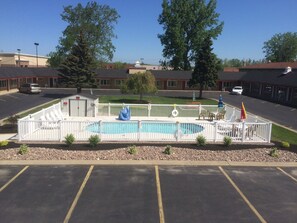 Seasonal outdoor pool - Caravan Motel (Niagara Falls)