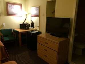 Standard Room, 2 Queen Beds, Non Smoking | Room amenity - Caravan Motel (Niagara Falls)