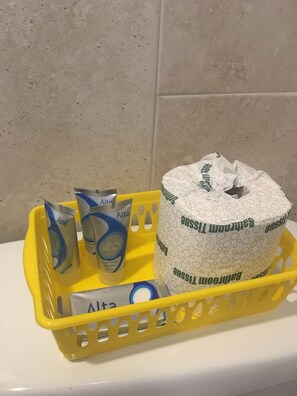 Een bad, gratis toiletartikelen, een haardroger, handdoeken