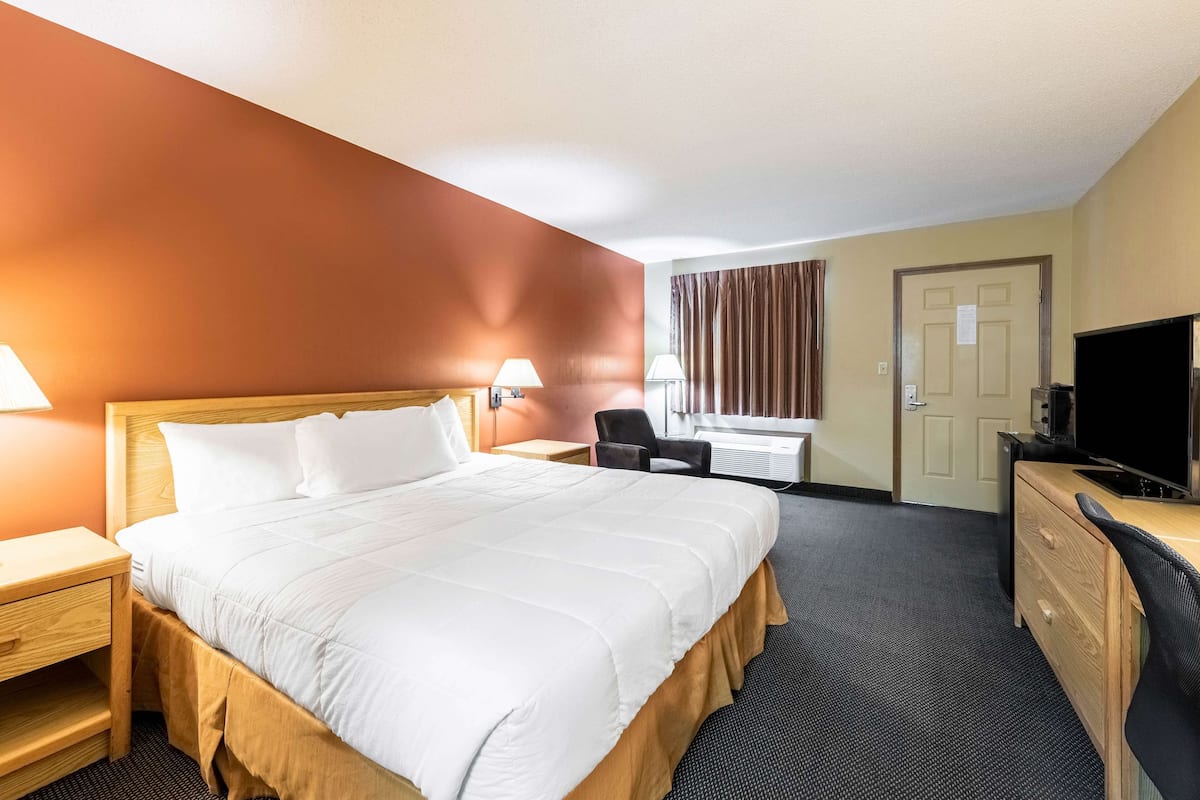 Premium bedding, down duvets, desk, iron/ironing board
