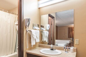 Shower, free toiletries, hair dryer, towels - Americas Best Value Inn & Suites St. Marys (St. Marys)