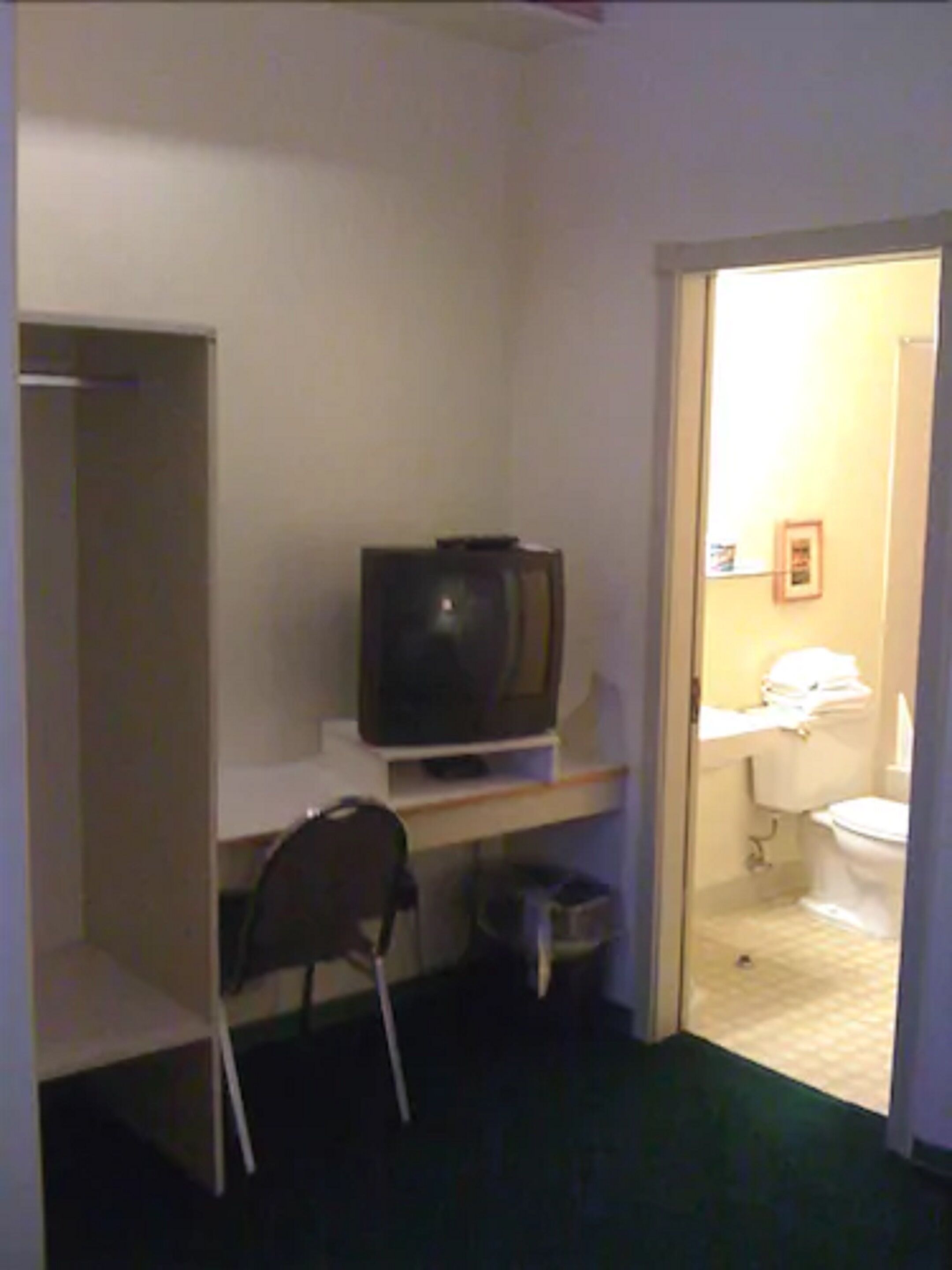 room, 1 queen bed, private bathroom | in-room business centre