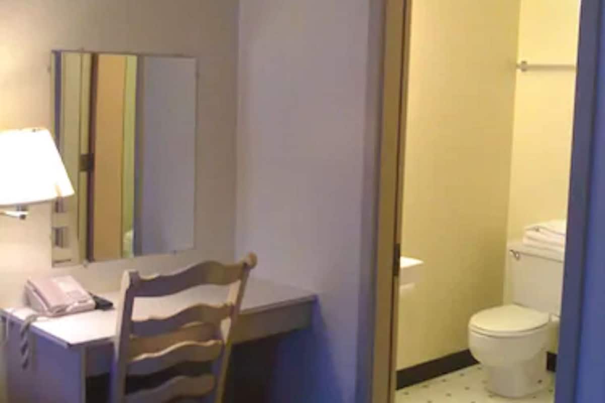 room, 1 queen bed, private bathroom | in-room business centre