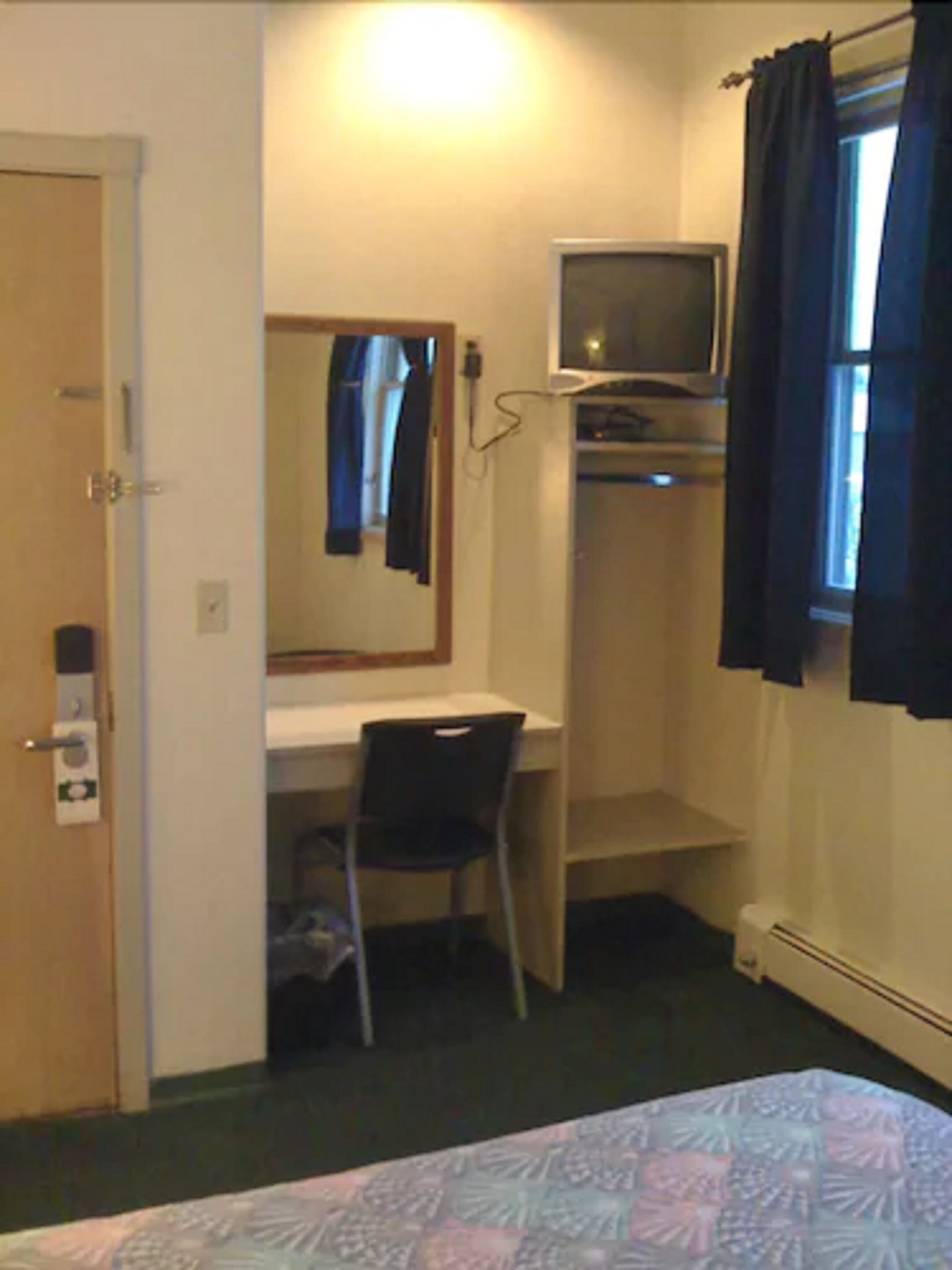 room, 1 queen bed, shared bathroom | in-room business centre