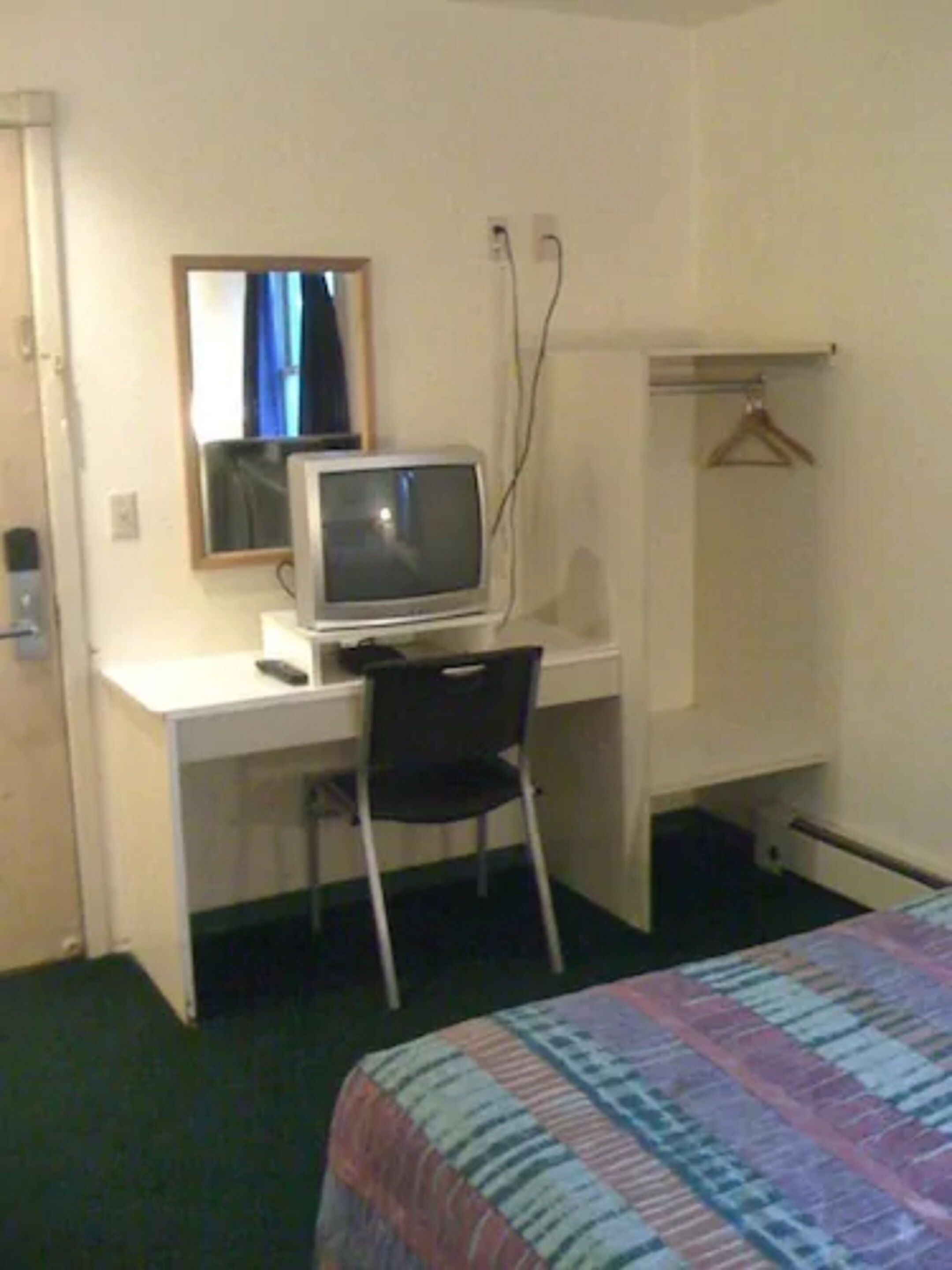 room, 1 queen bed, shared bathroom | room amenity