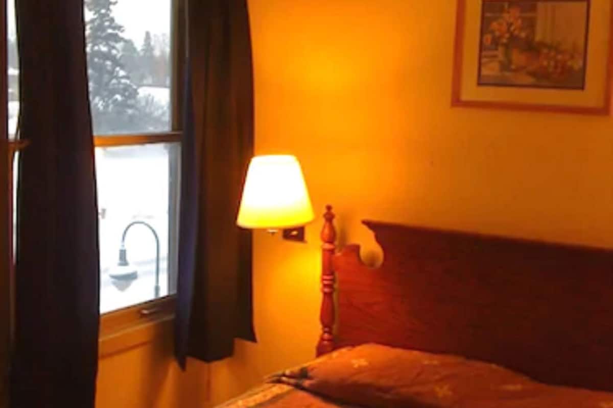 room, 1 queen bed, shared bathroom | cots/infant beds, rollaway beds, bed sheets, alarm clocks