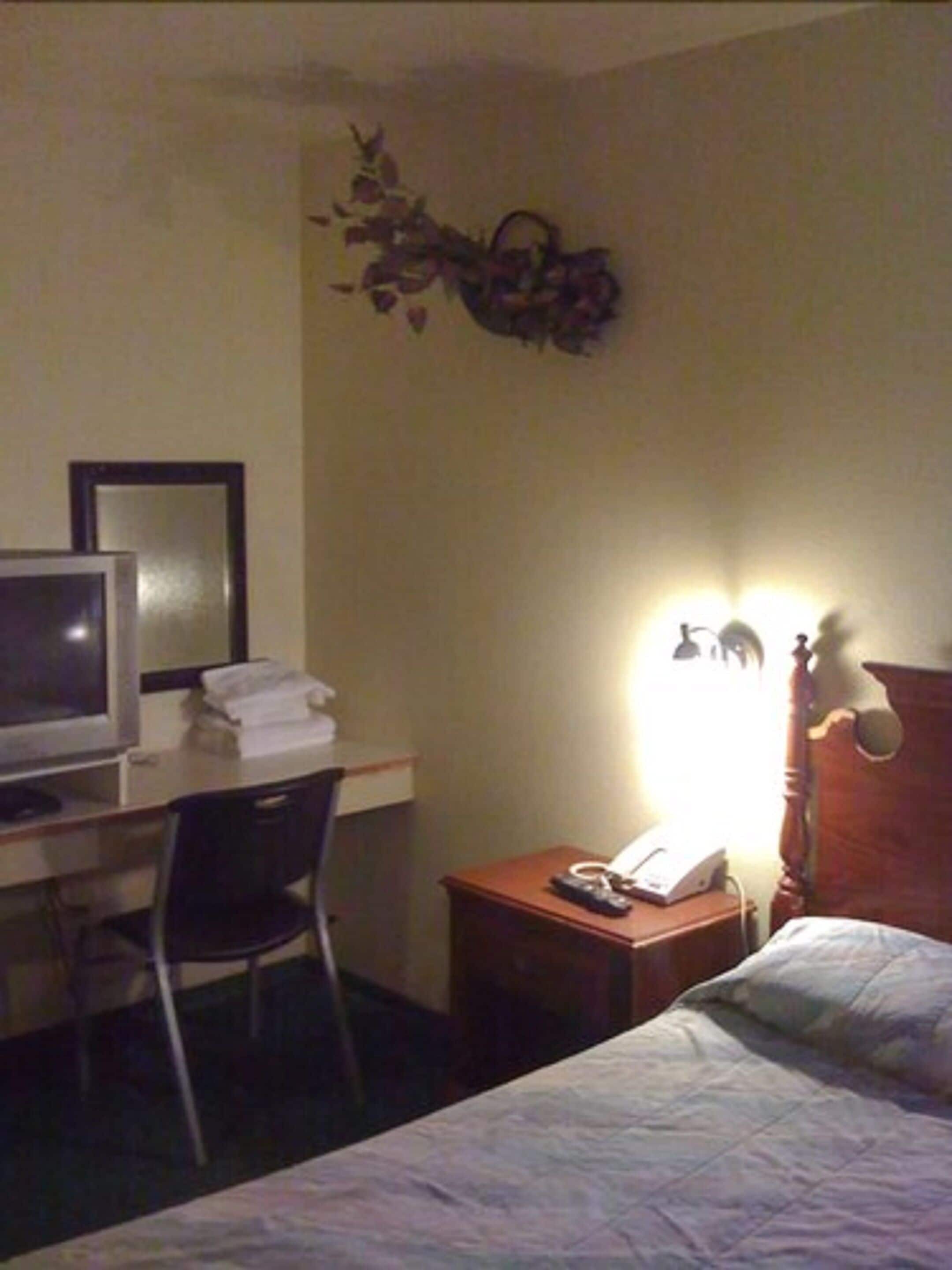 room, 1 queen bed, shared bathroom | cots/infant beds, rollaway beds, bed sheets, alarm clocks