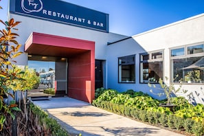 Dining - Hotel Elms Christchurch, an Ascend Collection Hotel (Christchurch)