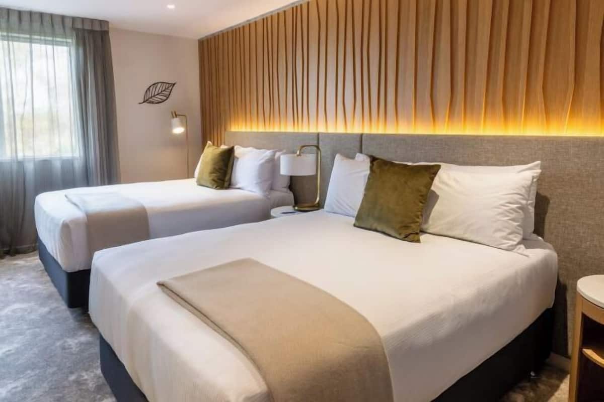 Minibar, värdeförvaringsskåp på rummet och skrivbord