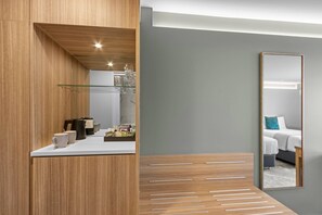 Minibar, in-room safe, desk, blackout drapes - Hotel Elms Christchurch, an Ascend Collection Hotel (Christchurch)