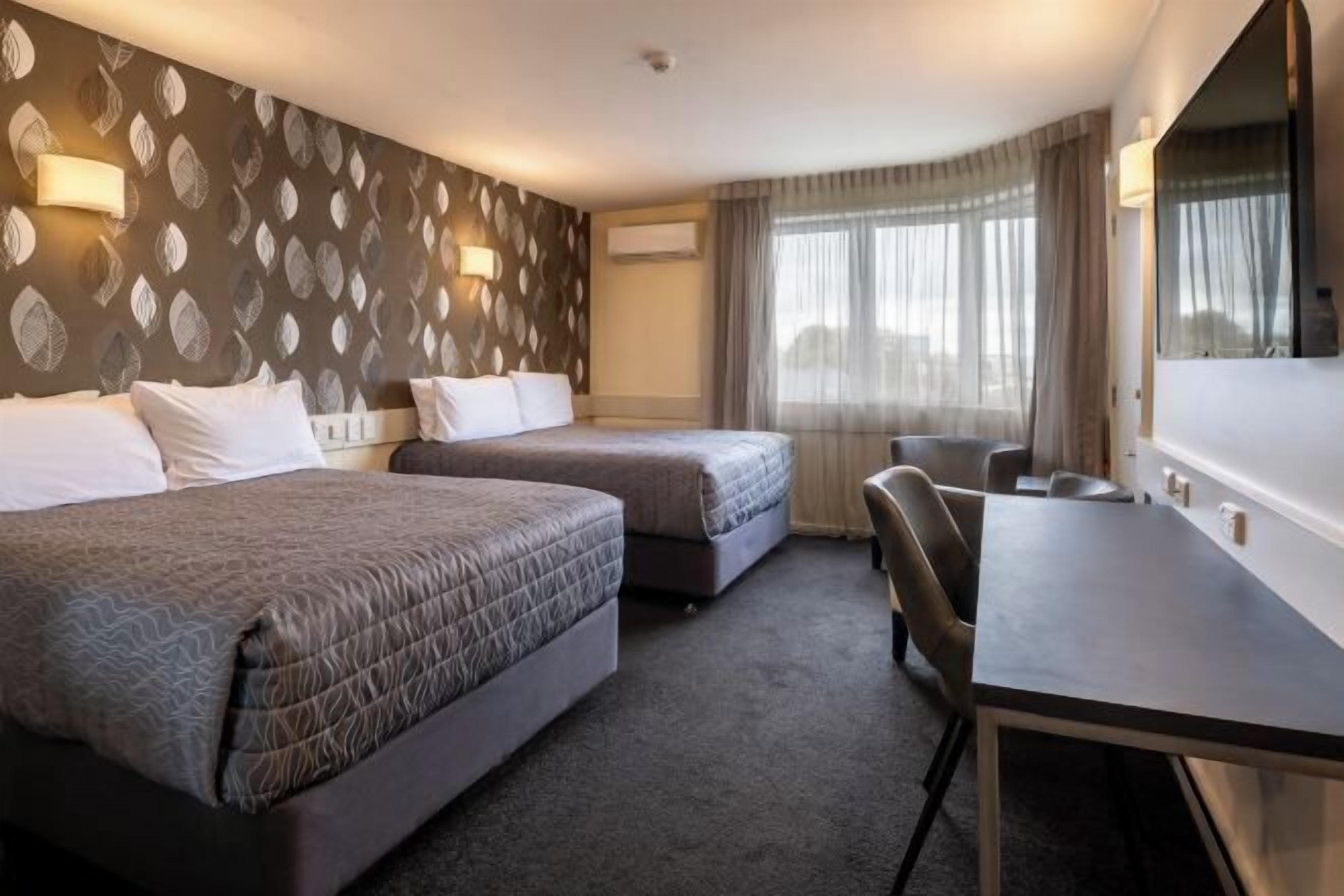 Minibar, värdeförvaringsskåp på rummet och skrivbord