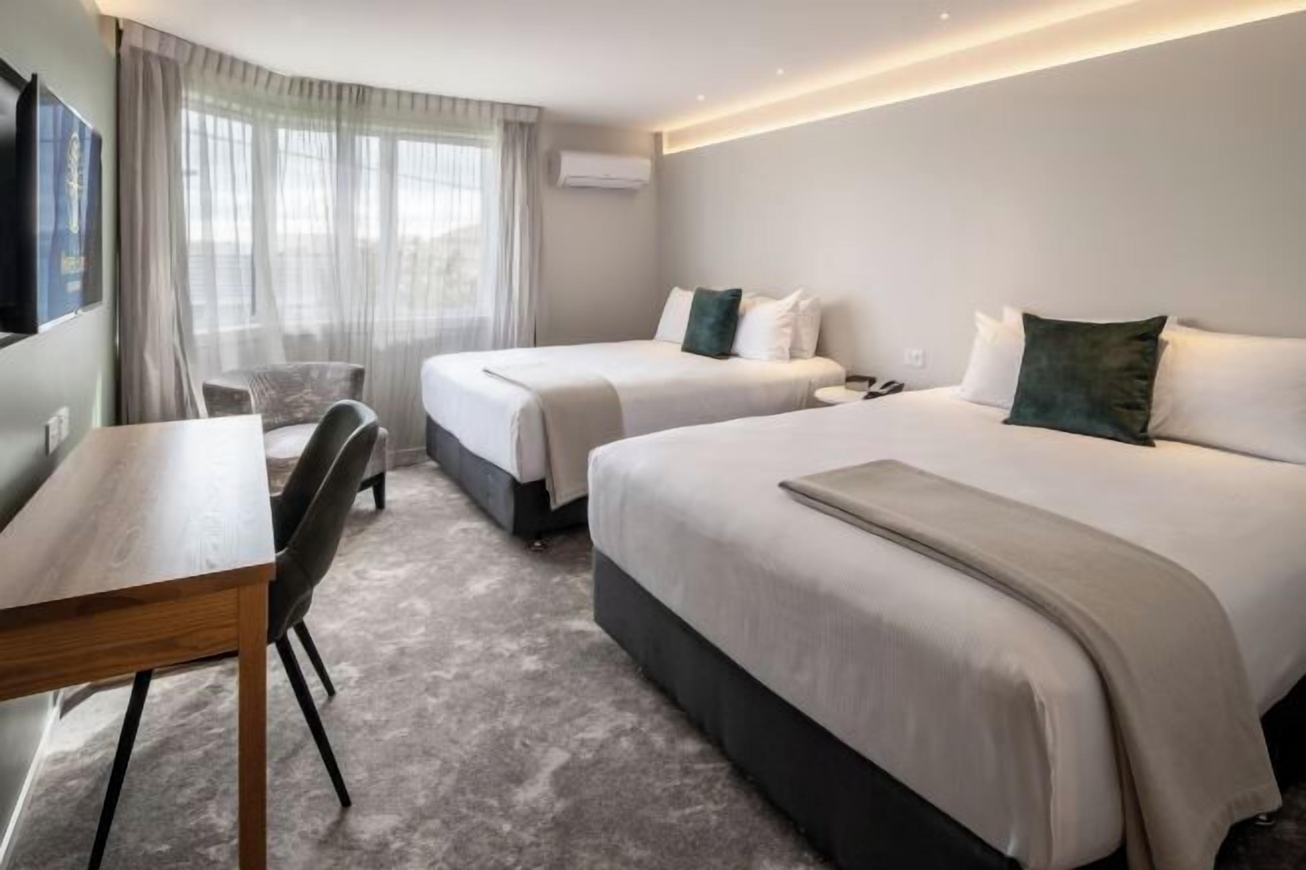 Minibar, värdeförvaringsskåp på rummet och skrivbord