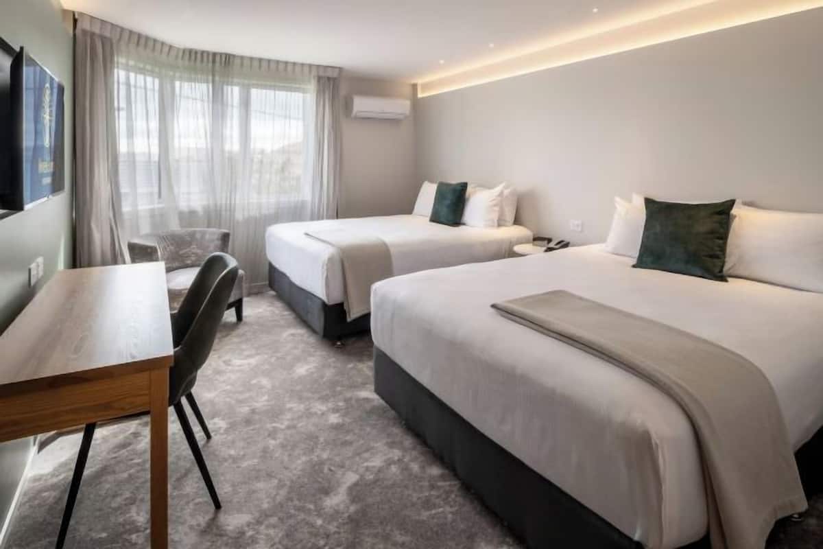 Minibar, värdeförvaringsskåp på rummet och skrivbord