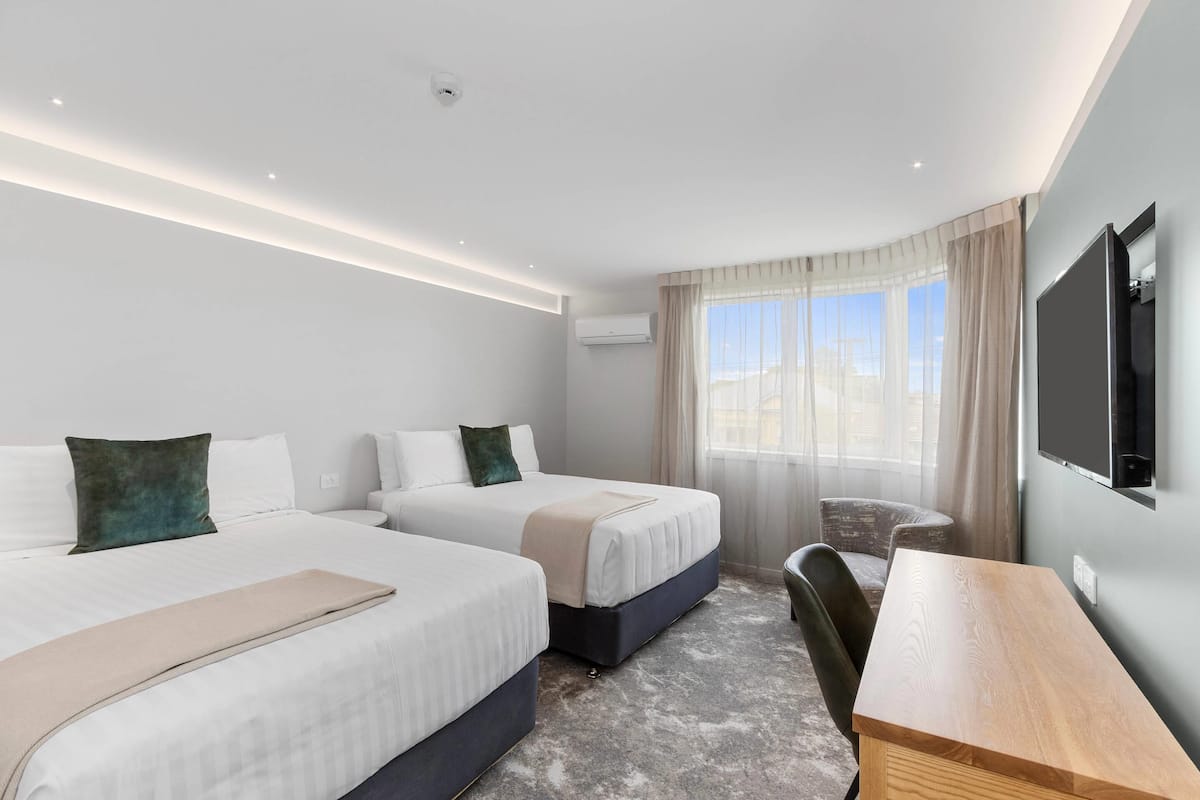 客房, 2 張標準雙人床, 非吸煙房 (Upgrade) | 迷你吧、客房內保險箱、書桌、遮光布/窗簾