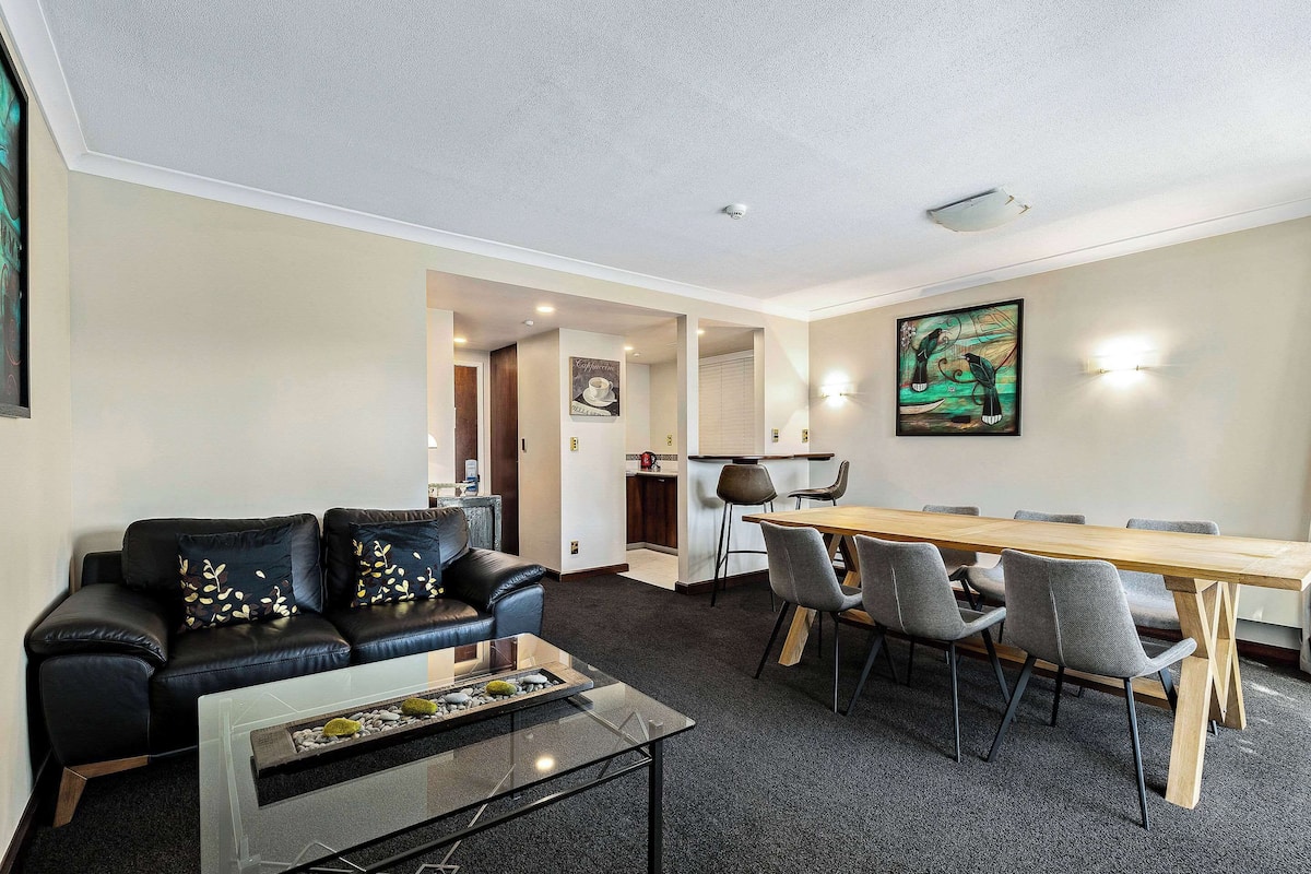 Apartment | Minibar, in-room safe, desk, blackout drapes
